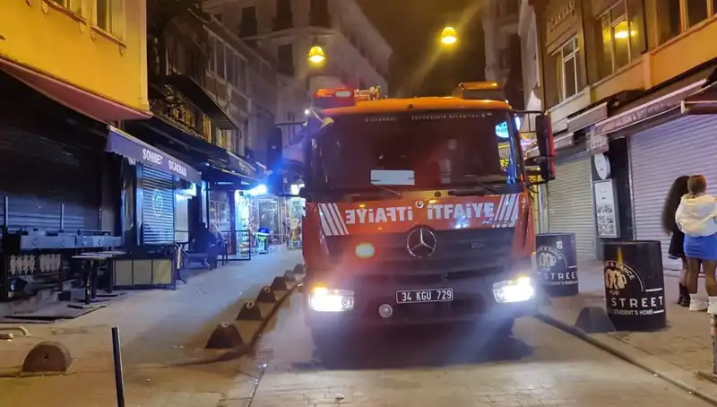 Beyoğlu’nda Asansör Boşluğuna Düşen Müşteri Hayatını Tehlikeye Attı