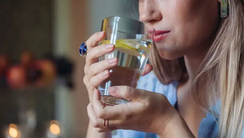 Aç Karnına 1 Litre Su İçmenin Faydaları ve Etkileri