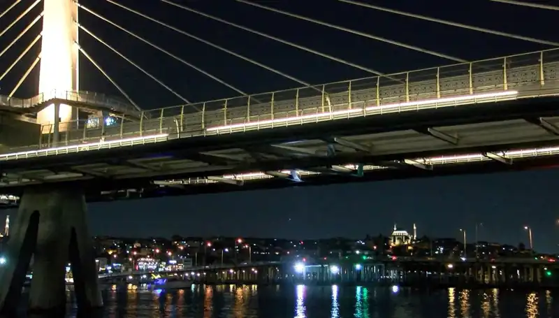 Metro Köprüsünden Denize Düşen Kişi İçin Arama Kurtarma Seferberliği Başlatıldı