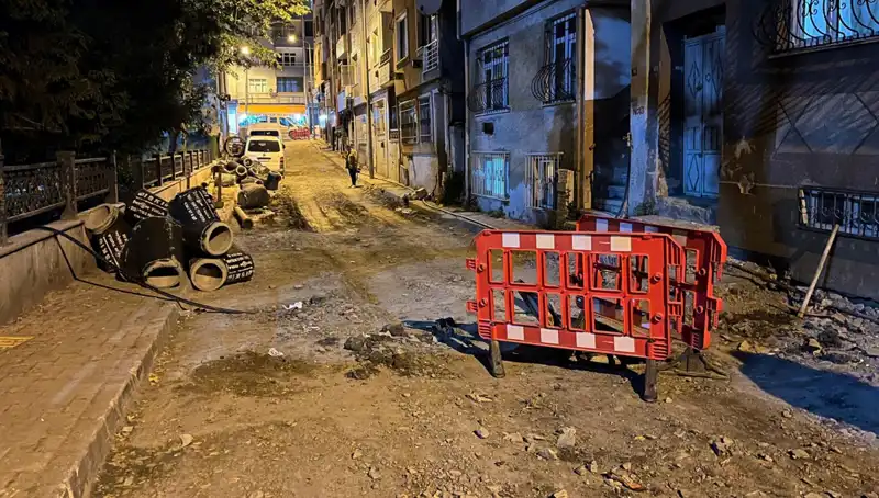 Bayrampaşa'da Şok Edici Olay: Rögar Kapağı Patladı, Trafik Kilitlendi