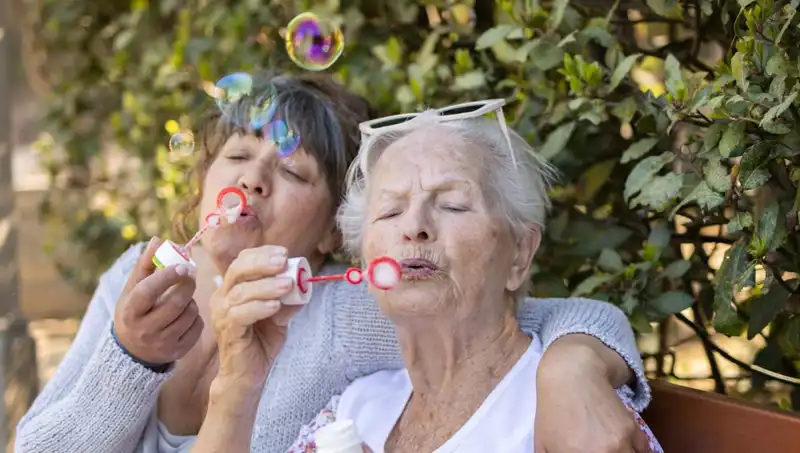100 Yaşındaki İki Kadın, Uzun Yaşamanın Gizemini Kendi Dillerinde Paylaşıyor