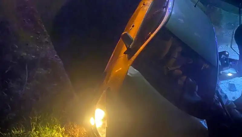 Adana'da Şarampolde Devrilen Otomobil Kazasında İki Yaralı