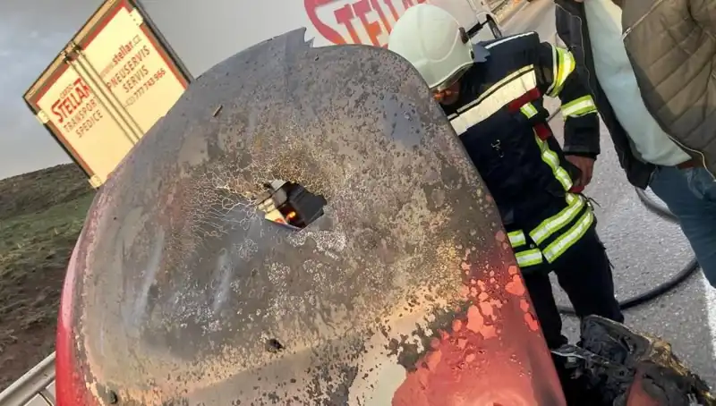 Seyir Halindeki Otomobil Alev Alev Yandı: Olayın Ayrıntıları ve Güvenlik Önlemleri