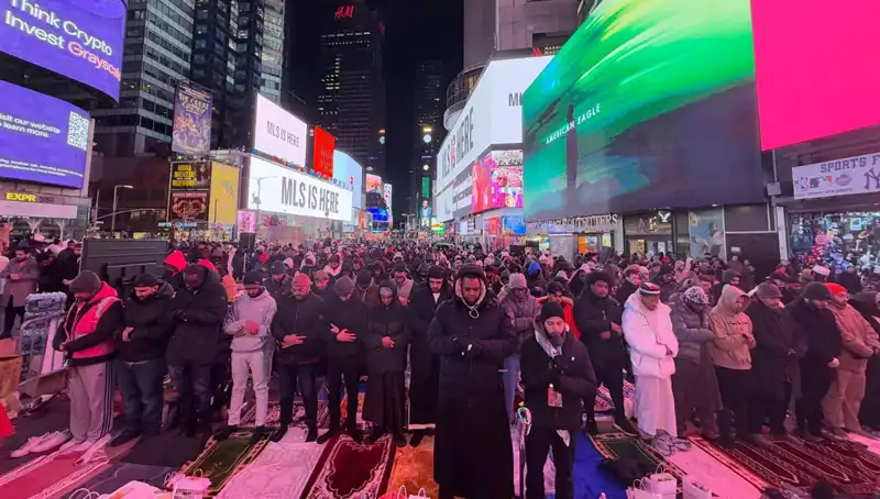 New York Times Meydanı’nda İlk Defa Teravih Namazı Kılındı!