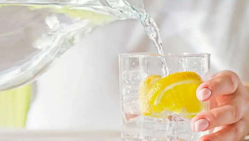 Limonlu Su İçmenin 8 Gizli Faydası: Uzman Doktordan Öneriler