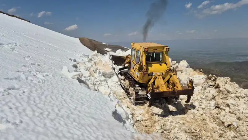 Nisan Ayında Yaşanan 2 Metrelik Kar, Yol Açma Çalışmaları ile Aşıldı