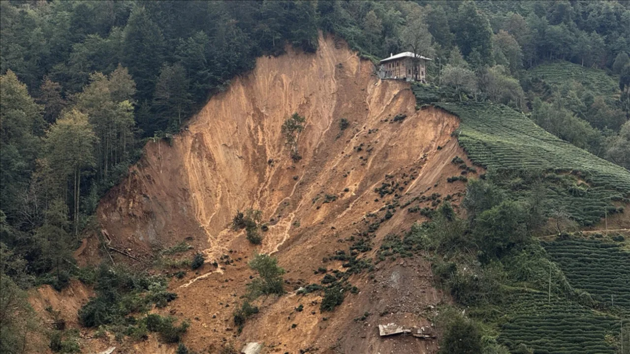 Rize’de Heyelan Riski Nedeniyle 13 Ev Boşaltıldı: Yetkililer Uyardı