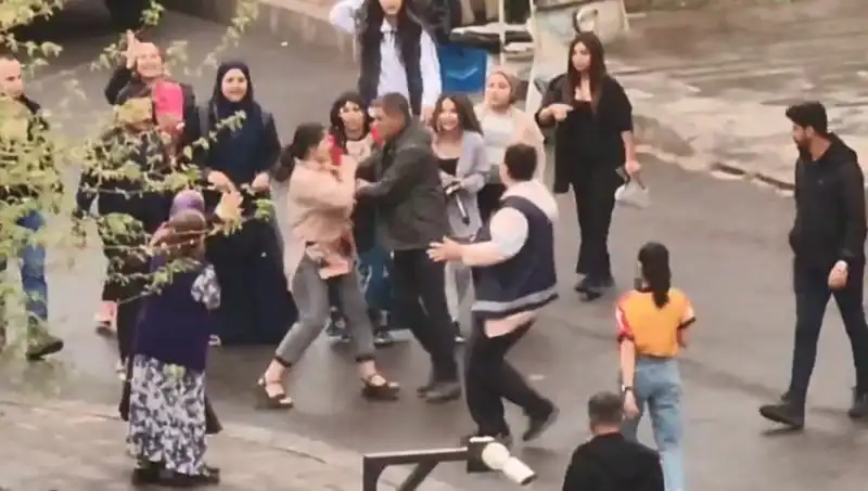 Adliye Önünde Tekmeli Yumruklu Kavga: Olayın Detayları ve Gelişmeler!