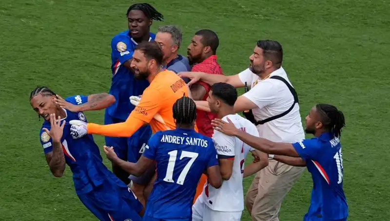 Dev Finalin Ardından Şok Olay: Teknik Direktörden Futbolcuya Yumruk!