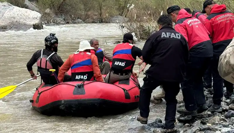 Zap Suyu'nda Mahsur Kalan 4 Kişi, Kısa Sürede Kurtarıldı