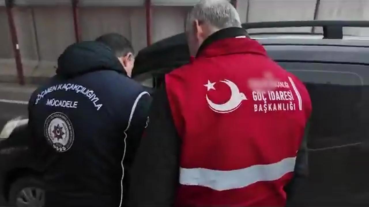 Türkiye'nin Sınırında Operasyon: Yüzlerce Göçmen Kaçakçısı ve Düzensiz Göçmen Yakalandı