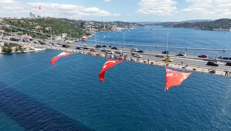 Dev Türk Bayrağı ile Köprünün Görkemi Yükseldi