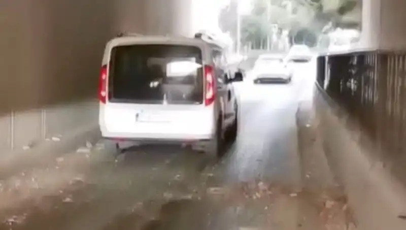 Trafikte Dehşet Anları: Beton Parçaları Araçların Üzerine Düşüyor!