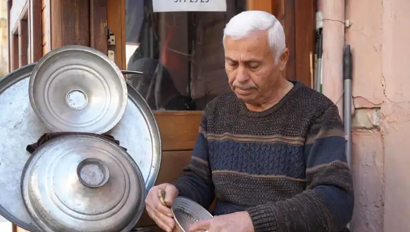Zamana Yenik Düşen Meslekler: O Günleri Mumla Arıyoruz!