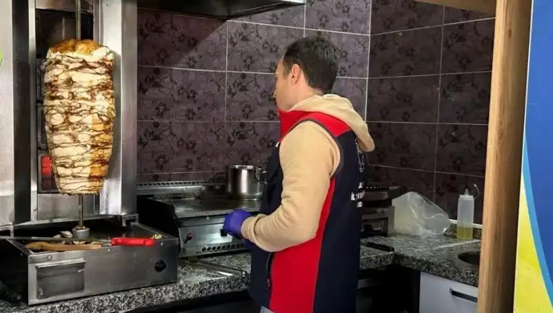 Tavuk Döner Alarmı: Ülke Genelinde İşletmelere Baskınlar Sürüyor!
