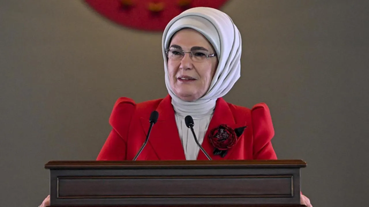 Emine Erdoğan’dan Cumhuriyet’in 101. Yılına Kutlama Mesajı: “Gururla Kutluyoruz”
