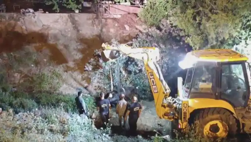 Hatay'da İneğe Kurtarma Operasyonu: Yürek Burkan Anlar ve Kahramanlar