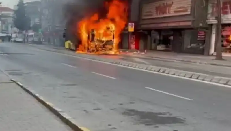 Ümraniye'de Eşsiz Bir Yangın Olayı: Korku Dolu Anlar Yaşandı