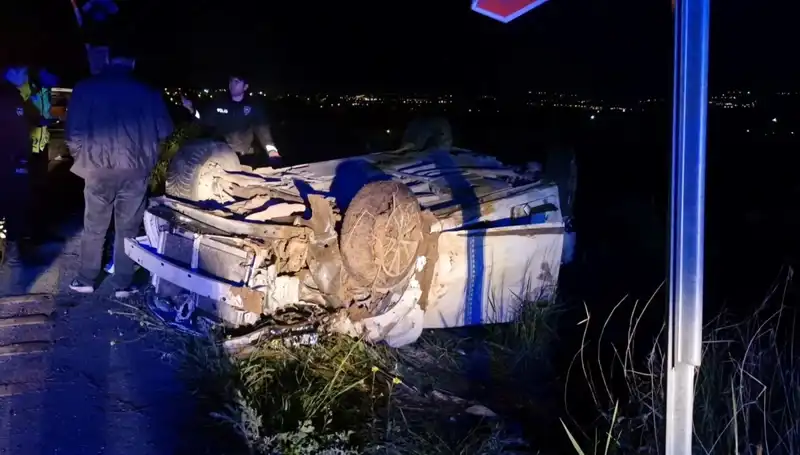 Otomobil Şarampole Devrildi: Korkunç Kaza 1 Ölü, 3 Yaralı!