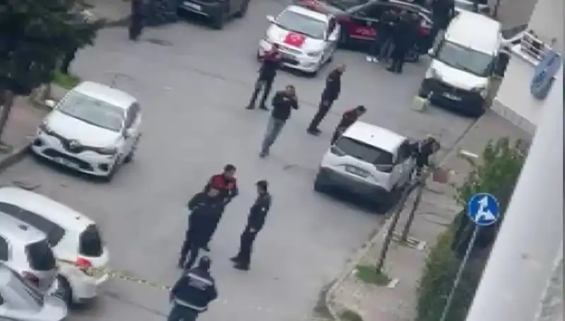 Yolda Yürüyen Bir Adam Kurşun Yağmuruna Tutuldu: O Anlar Kayıtlara Geçti