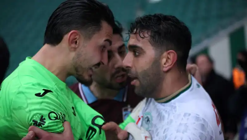 Konyaspor-Trabzonspor Maçında Şok Anlar: Futbolcular Arasında Arbede!